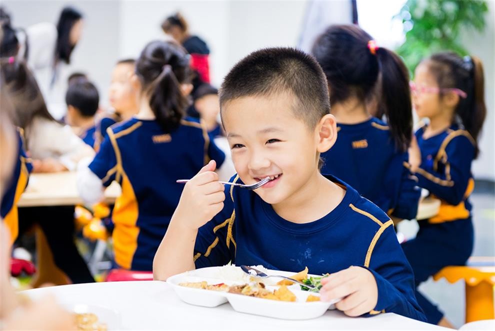 北京耀华国际教育学校餐厅