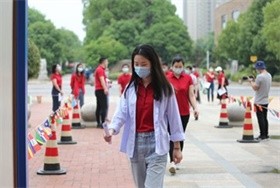 武汉海外学校中学部初三复课开展防疫演练图片