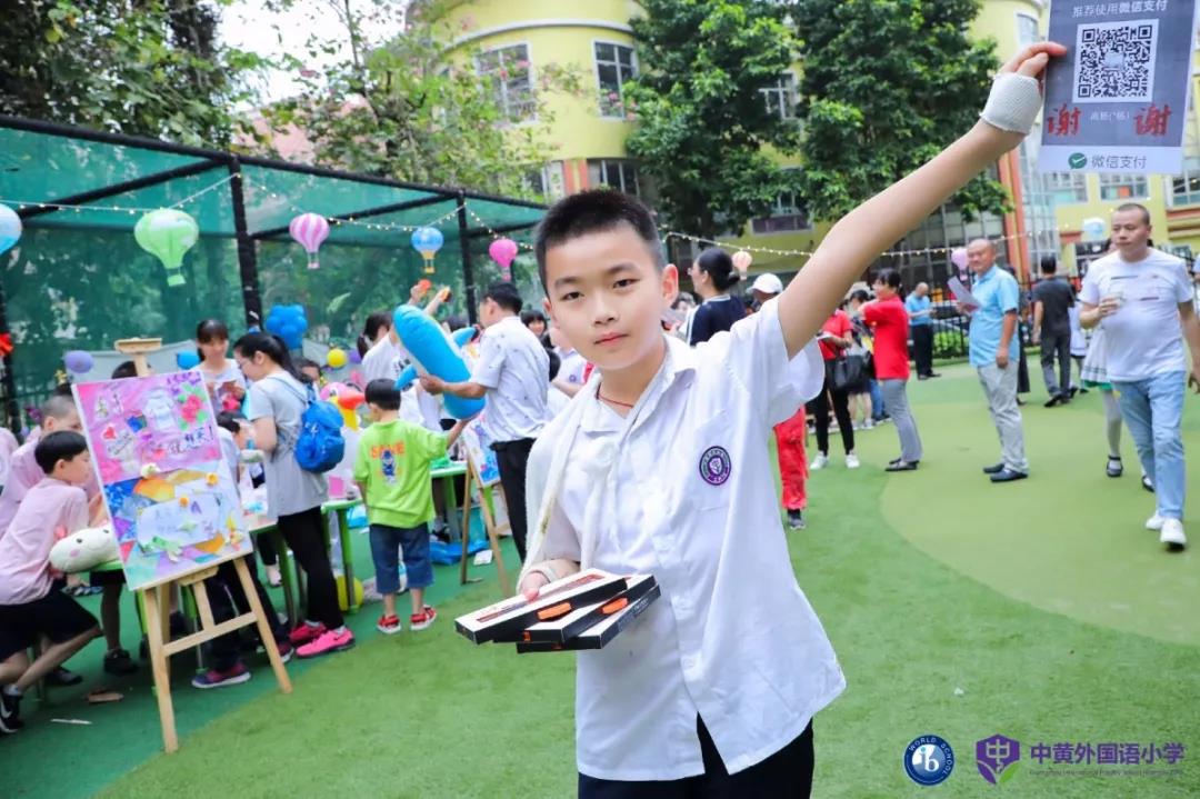 正在义卖的小学生图片