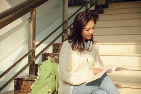 国际学校学生在看书