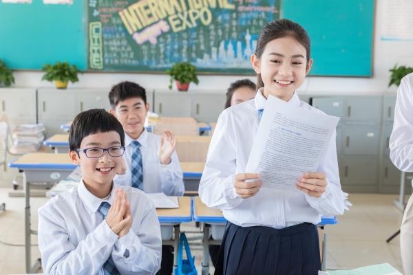 国际高中学生上课图片