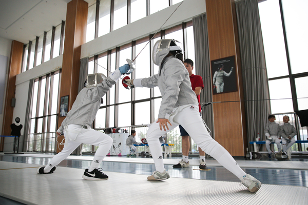 《湖北日报》报道武汉海淀外国语实验学校击剑项目学生卫冕冠军02