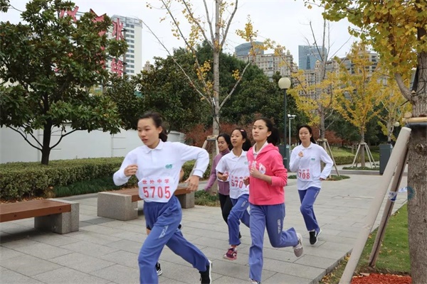 上海世界外国语中学学子参加徐汇区“龙华杯”中学生冬季长跑比赛图片1