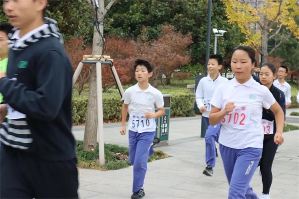 上海世界外国语中学学子参加徐汇区“龙华杯”中学生冬季长跑比赛图片2