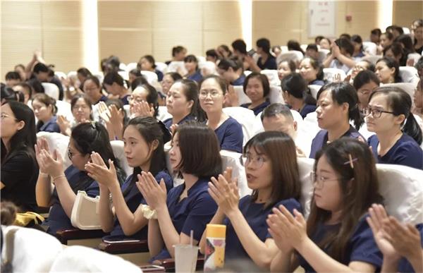 凤凰城中英文学校教师发展路径报告暨教师发展中心揭牌仪式02