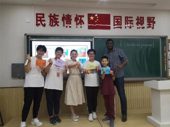 与学生合影图片