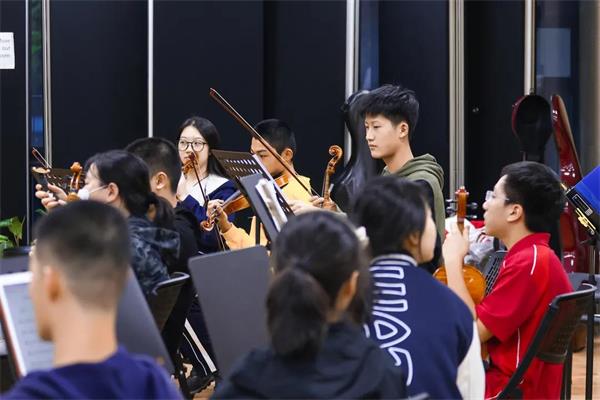 学生们在上音乐课图片